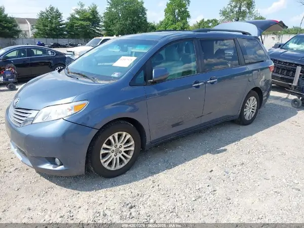 5TDYZ3DC3HS840250 2017 TOYOTA SIENNA - Image 2
