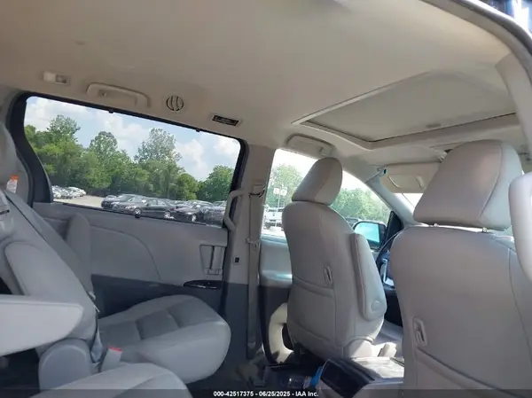 5TDYZ3DC3HS840250 2017 TOYOTA SIENNA - Image 8