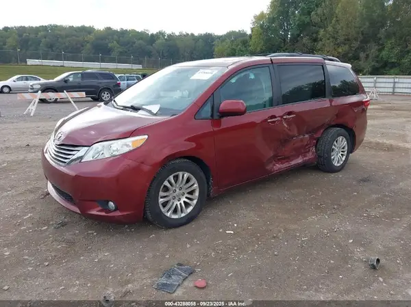 5TDYZ3DC3HS847876 2017 TOYOTA SIENNA - Image 2