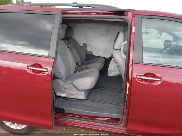 5TDYZ3DC3HS847876 2017 TOYOTA SIENNA - Image 8