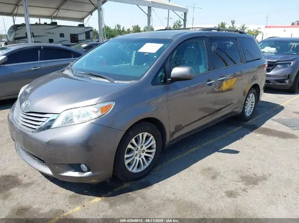 5TDYZ3DC3HS850387 2017 TOYOTA SIENNA - Image 2