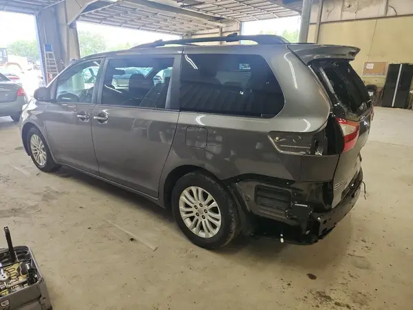 5TDYZ3DC3HS851961 2017 TOYOTA SIENNA - Image 2