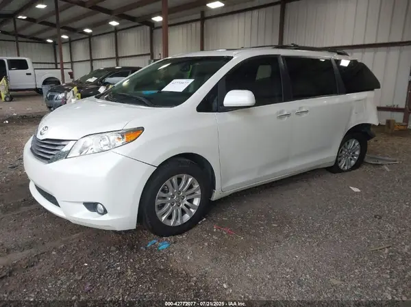5TDYZ3DC3HS852320 2017 TOYOTA SIENNA - Image 2