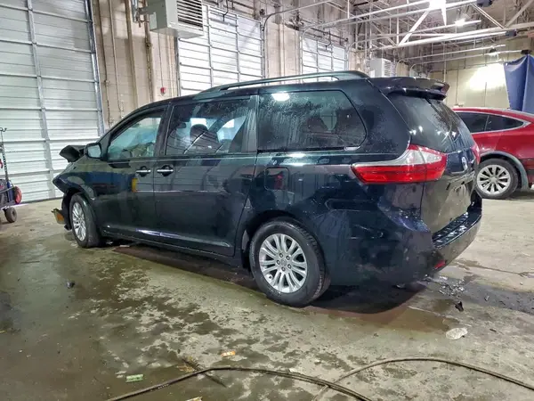 5TDYZ3DC3HS853838 2017 TOYOTA SIENNA - Image 2
