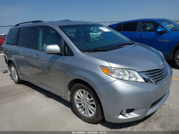 5TDYZ3DC3HS857873 2017 TOYOTA SIENNA - Image 1
