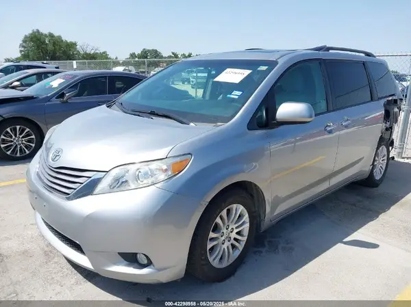 5TDYZ3DC3HS857873 2017 TOYOTA SIENNA - Image 2
