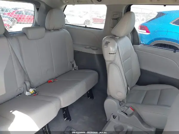 5TDYZ3DC3HS857873 2017 TOYOTA SIENNA - Image 8