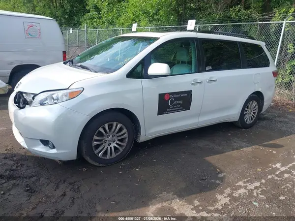 5TDYZ3DC3HS858148 2017 TOYOTA SIENNA - Image 2