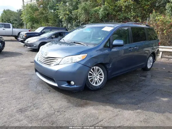 5TDYZ3DC3HS858294 2017 TOYOTA SIENNA - Image 2