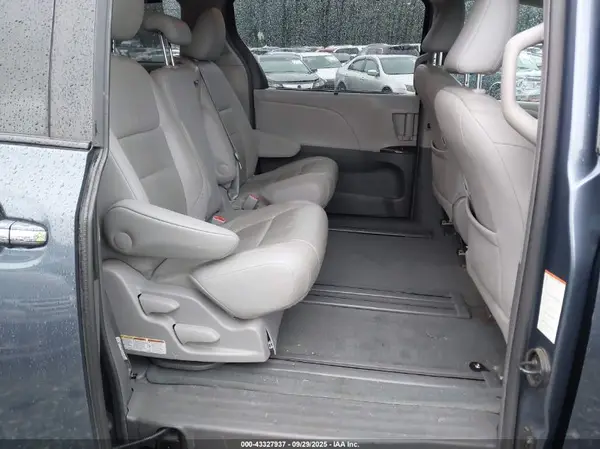 5TDYZ3DC3HS858294 2017 TOYOTA SIENNA - Image 8