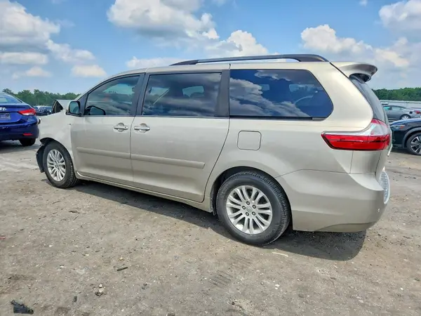 5TDYZ3DC3HS858313 2017 TOYOTA SIENNA - Image 2