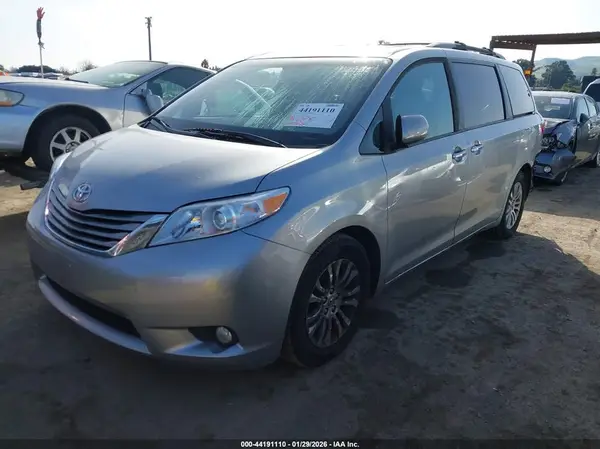 5TDYZ3DC3HS858571 2017 TOYOTA SIENNA - Image 2