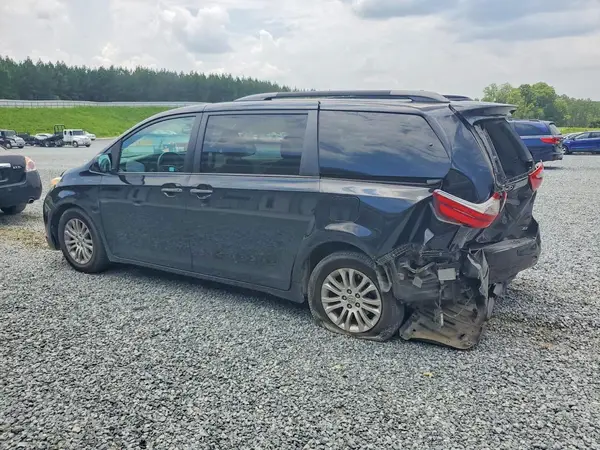 5TDYZ3DC3HS858991 2017 TOYOTA SIENNA - Image 2