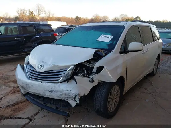 5TDYZ3DC3HS861552 2017 TOYOTA SIENNA - Image 2
