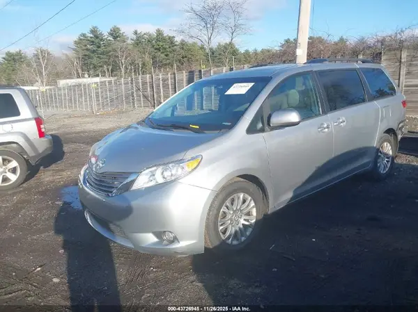 5TDYZ3DC3HS861664 2017 TOYOTA SIENNA - Image 2