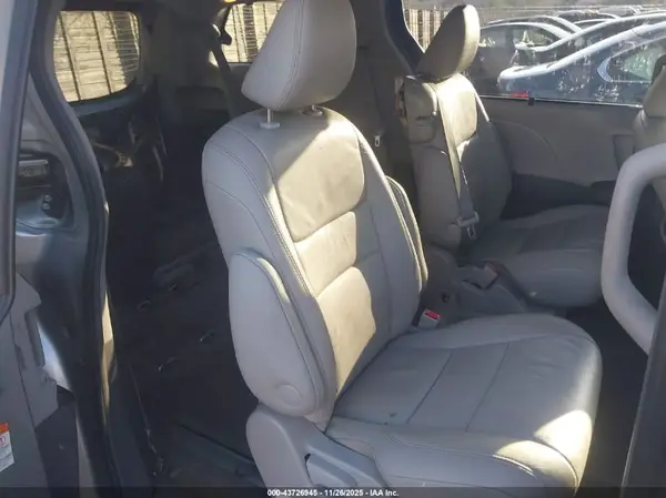 5TDYZ3DC3HS861664 2017 TOYOTA SIENNA - Image 8