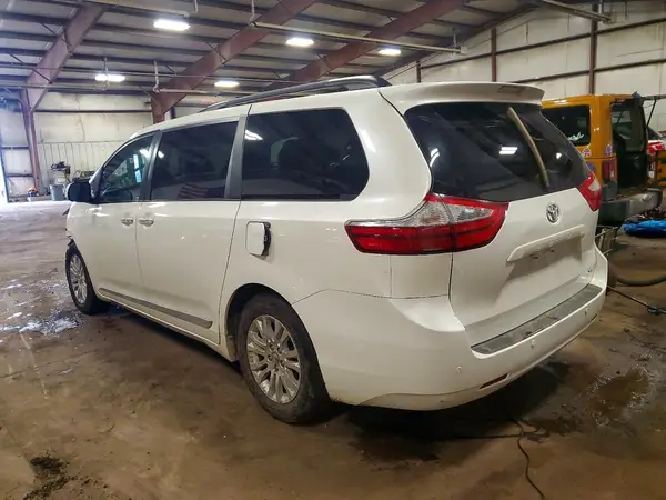 5TDYZ3DC3HS862331 2017 TOYOTA SIENNA - Image 2