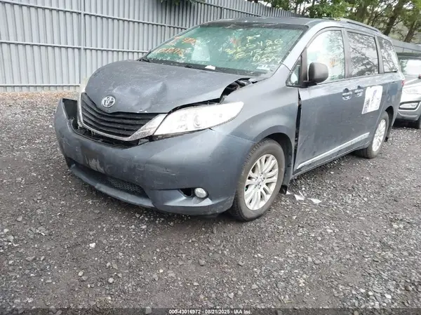 5TDYZ3DC3HS863124 2017 TOYOTA SIENNA - Image 2