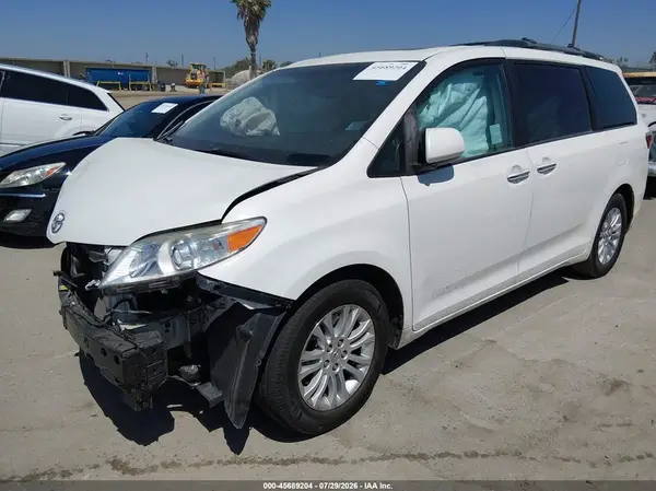 5TDYZ3DC3HS863169 2017 TOYOTA SIENNA - Image 2