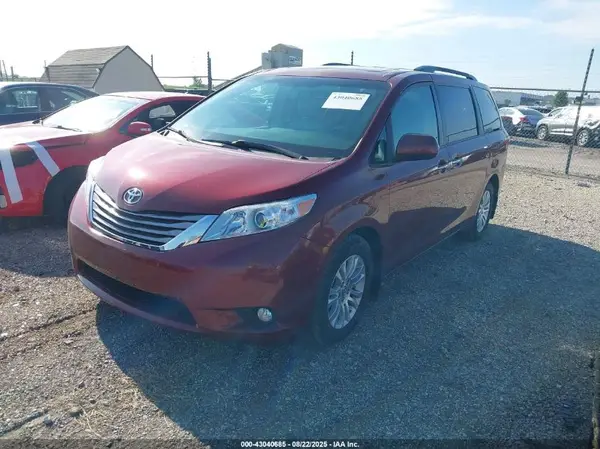 5TDYZ3DC3HS863253 2017 TOYOTA SIENNA - Image 2