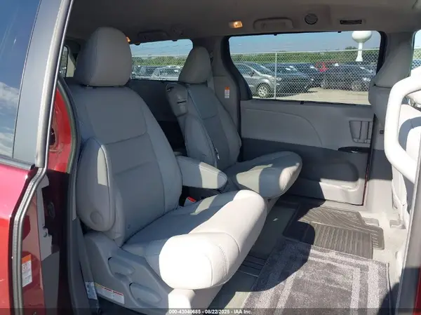 5TDYZ3DC3HS863253 2017 TOYOTA SIENNA - Image 8