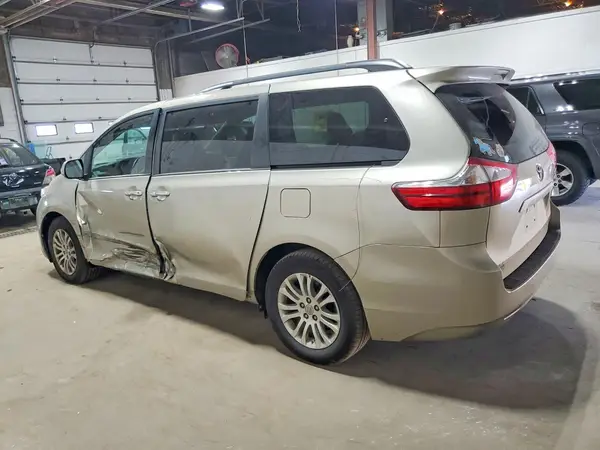 5TDYZ3DC3HS863978 2017 TOYOTA SIENNA - Image 2