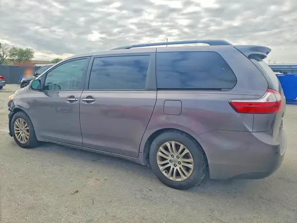 5TDYZ3DC3HS865598 2017 TOYOTA SIENNA - Image 2