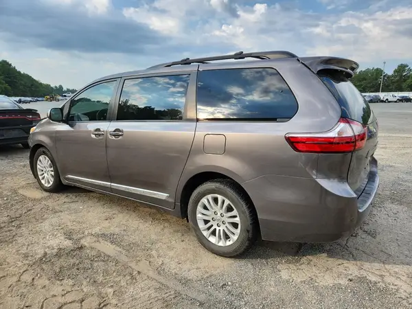 5TDYZ3DC3HS866704 2017 TOYOTA SIENNA - Image 2