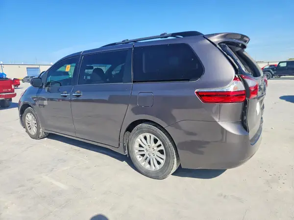 5TDYZ3DC3HS866816 2017 TOYOTA SIENNA - Image 2