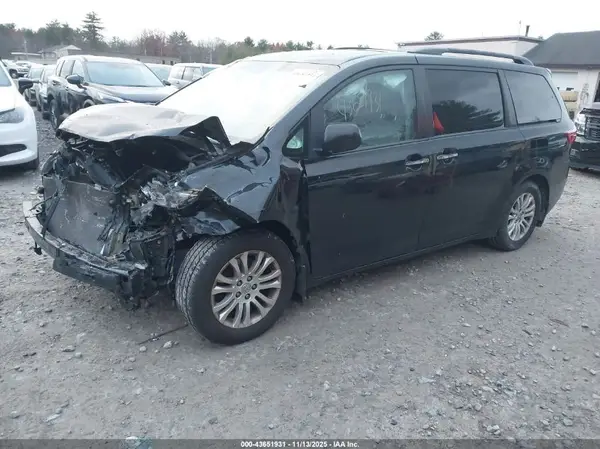 5TDYZ3DC3HS868565 2017 TOYOTA SIENNA - Image 2