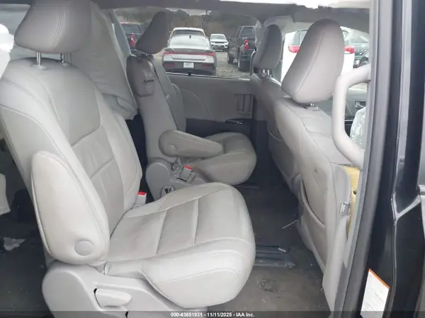 5TDYZ3DC3HS868565 2017 TOYOTA SIENNA - Image 8