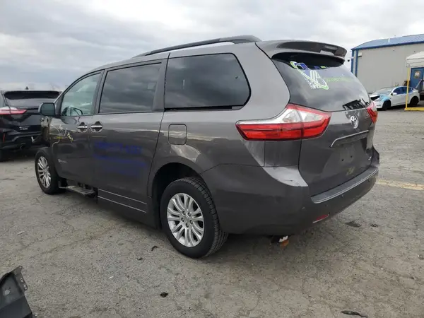 5TDYZ3DC3HS870946 2017 TOYOTA SIENNA - Image 2