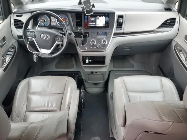 5TDYZ3DC3HS870946 2017 TOYOTA SIENNA - Image 8