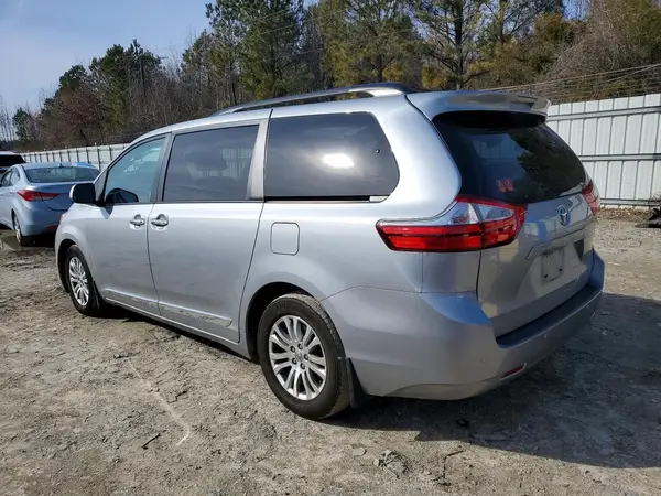 5TDYZ3DC3HS871689 2017 TOYOTA SIENNA - Image 2