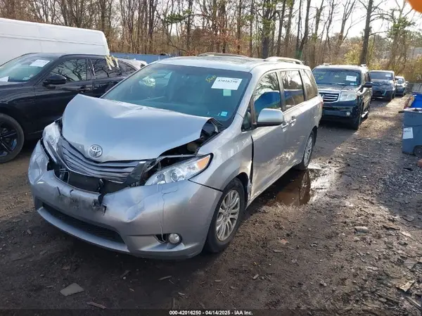 5TDYZ3DC3HS872647 2017 TOYOTA SIENNA - Image 2