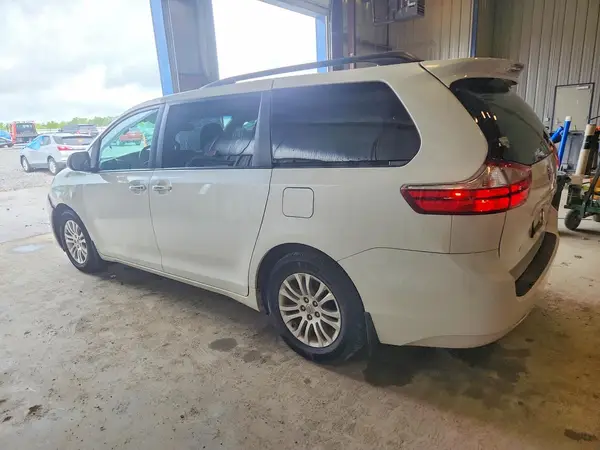 5TDYZ3DC3HS874088 2017 TOYOTA SIENNA - Image 2