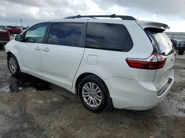 5TDYZ3DC3HS874558 2017 TOYOTA SIENNA - Image 2