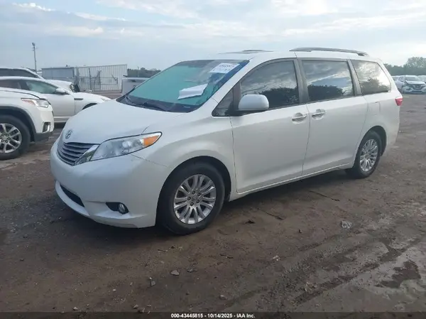 5TDYZ3DC3HS874608 2017 TOYOTA SIENNA - Image 2