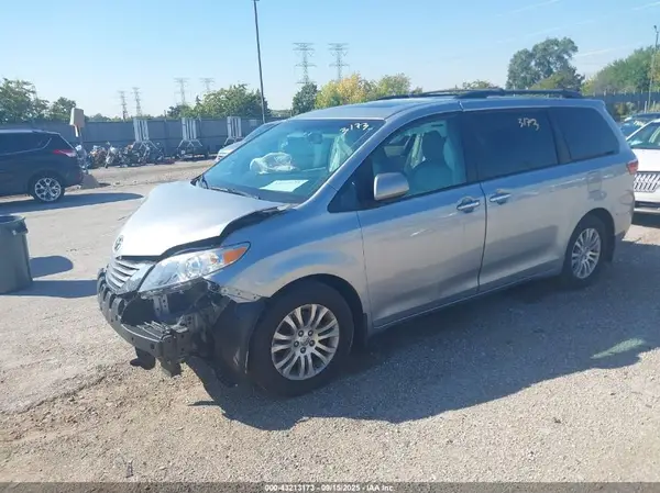 5TDYZ3DC3HS876505 2017 TOYOTA SIENNA - Image 2