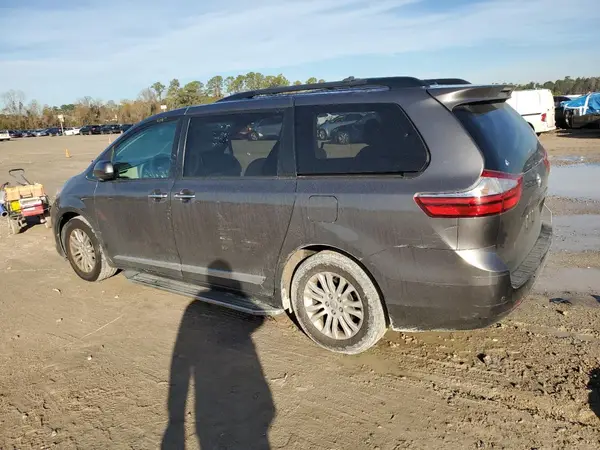 5TDYZ3DC3HS885267 2017 TOYOTA SIENNA - Image 2