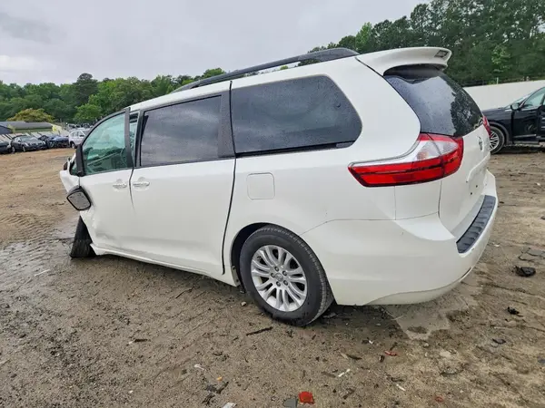 5TDYZ3DC3HS885284 2017 TOYOTA SIENNA - Image 2