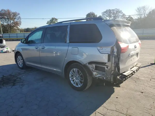 5TDYZ3DC3HS885401 2017 TOYOTA SIENNA - Image 2