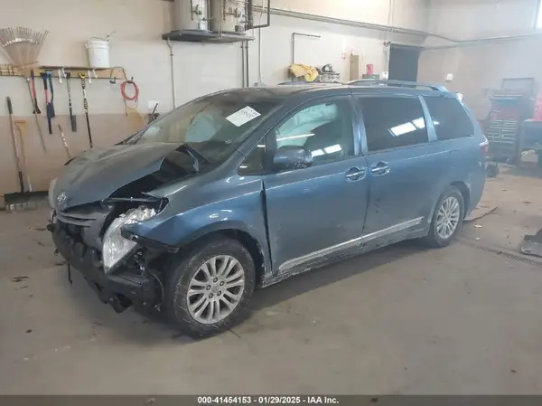 5TDYZ3DC3HS885429 2017 TOYOTA SIENNA - Image 2