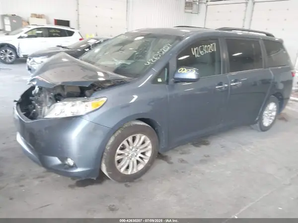 5TDYZ3DC3HS887696 2017 TOYOTA SIENNA - Image 2
