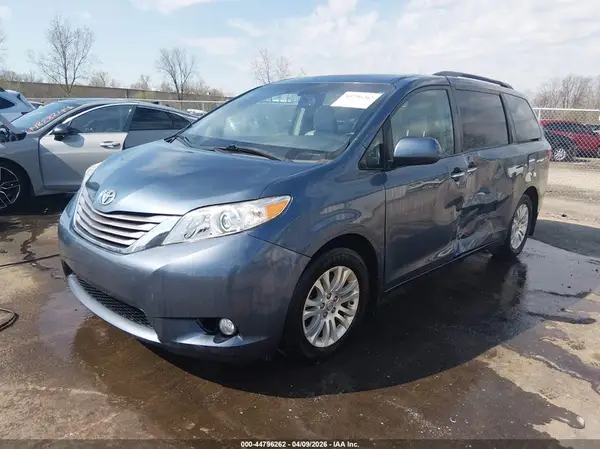 5TDYZ3DC3HS888718 2017 TOYOTA SIENNA - Image 2