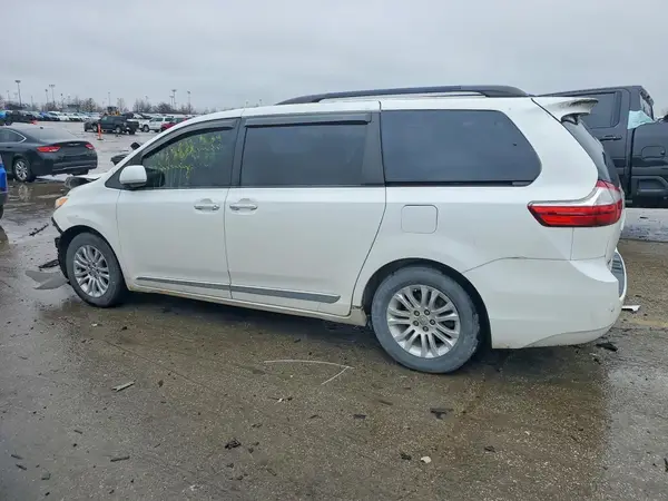 5TDYZ3DC3HS889156 2017 TOYOTA SIENNA - Image 2
