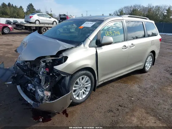 5TDYZ3DC3HS889836 2017 TOYOTA SIENNA - Image 2