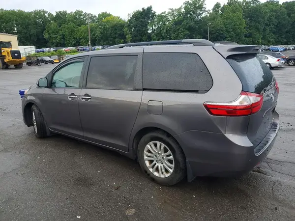 5TDYZ3DC3HS890503 2017 TOYOTA SIENNA - Image 2