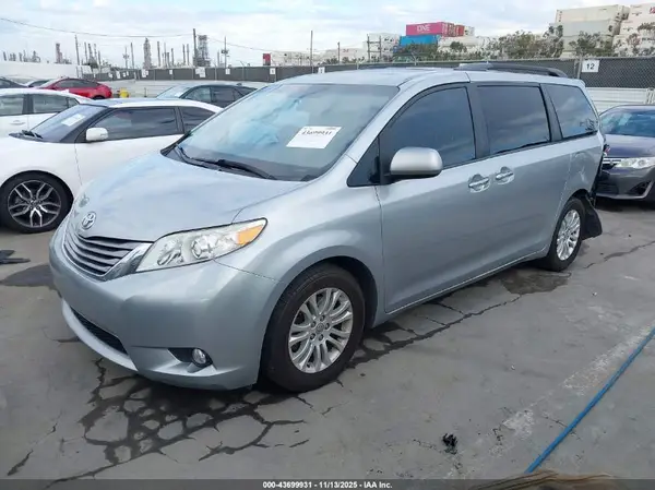 5TDYZ3DC3HS891246 2017 TOYOTA SIENNA - Image 2