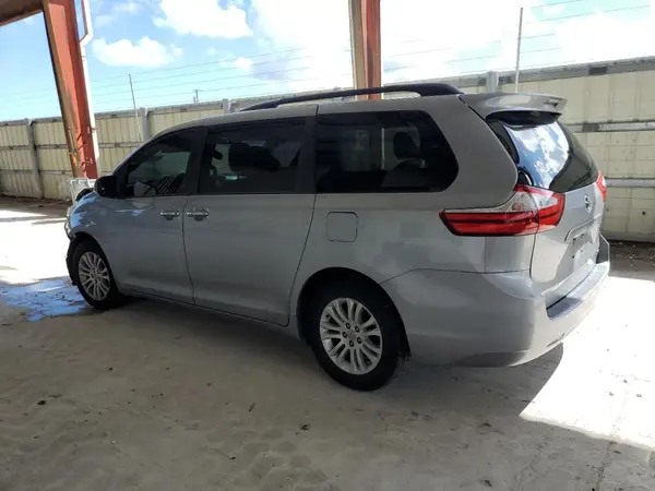 5TDYZ3DC3HS892364 2017 TOYOTA SIENNA - Image 2
